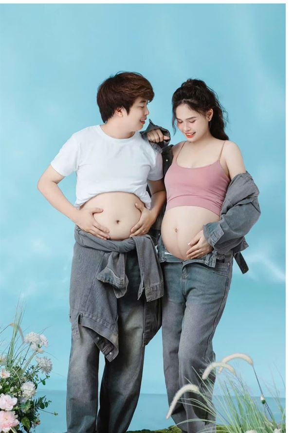 Cả nhà chụp cùng nhau, có bé lớn đứng bên mẹ bầu