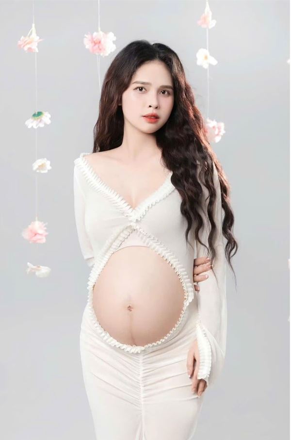 Mẹ bầu giữa những nhành hoa treo, phong cách mộng mơ