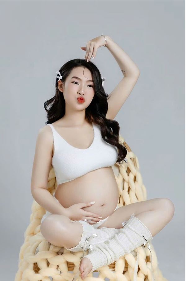 Mẹ bầu ngồi trên chăn len, tông kem ấm áp