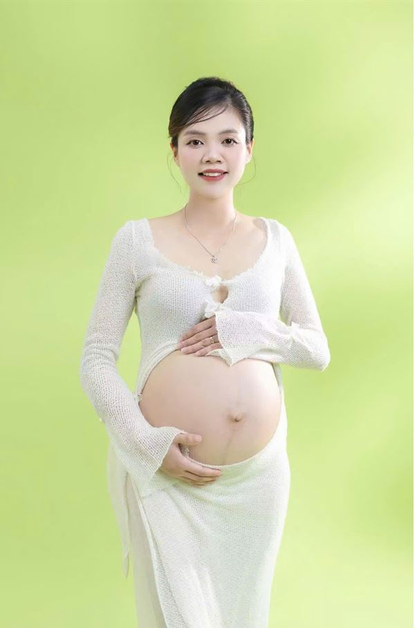 Mẹ bầu trên phông nền xanh tươi sáng